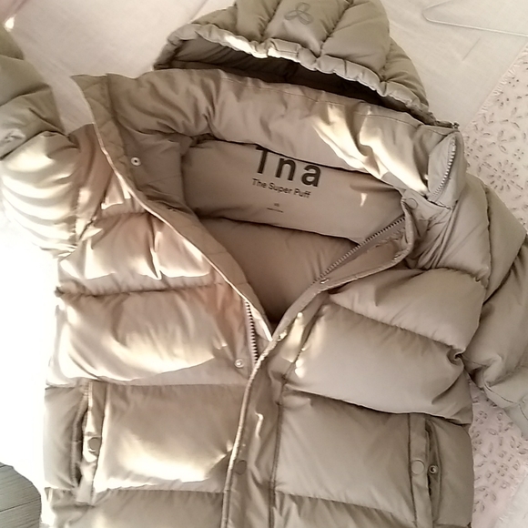 Aritzia Jackets & Blazers - TNA super puff